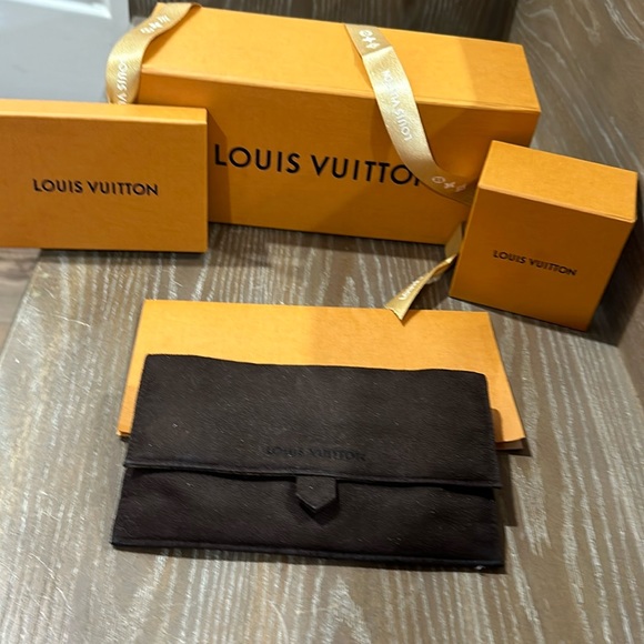 Louis Vuitton,three-way red sunglasses with Louis Vuitton, monogram on the sides - Picture 3 of 13